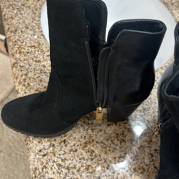 Tahari ankle boots never been worn just a little fault underneath shown in pic - Picture 3 of 11